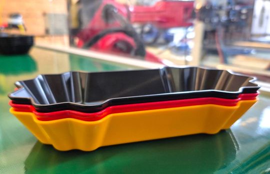 Die Schalen, eine Aktion zur Fußball-WM im Sommer, werden in den Farben Schwarz, Rot und Gold produziert. (Bild:  Nonnenmann)