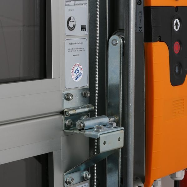 Bild 6: Seitliche Laufrollen aus Kunststoff, die in Schienen geführt werden, sorgen für eine waagerechte Position des Tores beim Öffnen. (LFD Wälzlager)