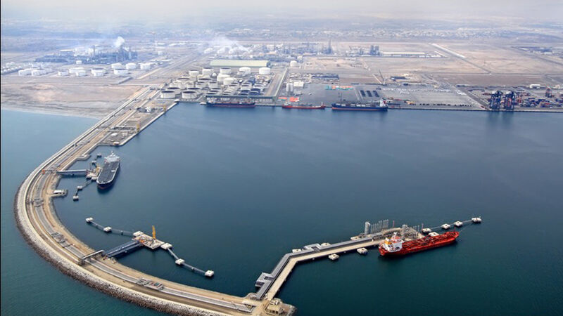 Der 2004 neu errichtete Port of Sohar, nördlich der Stadt – ein 50/50-Joint-Venture mit dem Hafen von Rotterdam – eröffnet dem Sultanat Oman neue Handelsmöglichkeiten. Auf dem Gelände befinden sich neben dem eigentlichen Hafen und der Raffinerie, mehrere Kraftwerke und eine Methananlage. (Bild: Pörner)