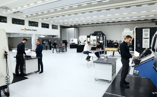 (Das Walter Technology Center in Tübingen bietet eine technische Infrastruktur, mit der sich alle Schritte bei der Entwicklung einer Zerspanungsstrategie abbilden lassen. Bild: Walter AG)