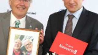 Gratulation zum 75-jährigen Bestehen: Solingens Oberbürgermeiser Norbert Feith (re.) überreicht Ernst-Robert Nouvertné ein Geschenk. (Foto: Christian Beier)