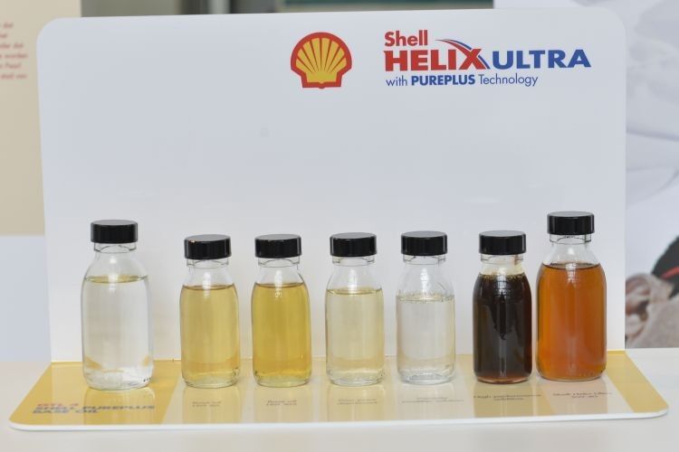 Dass die neuen Helix-Öle doch nahezu das Aussehen bekannter Öle mit konventioneller Grundöltechnologie aufweisen, liegt an den Additiven, die das klare GTL-Grundöl  (li.) „einfärben“. (Foto: Shell)