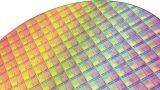 Komplexe Strukturen: Die Leiterbahnen auf einem Wafer werden in einem fotolithografischen Verfahren und anschließendem Ätzen des Materials geschaffen. (©Scanrail - stock.adobe.com)