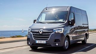 Den Master gibt es bereits als BEV-Variante – jetzt sind auch Verbrenner-Modelle über einen Umrüst-Bausatz elektrifizierbar. (Bild: Renault)