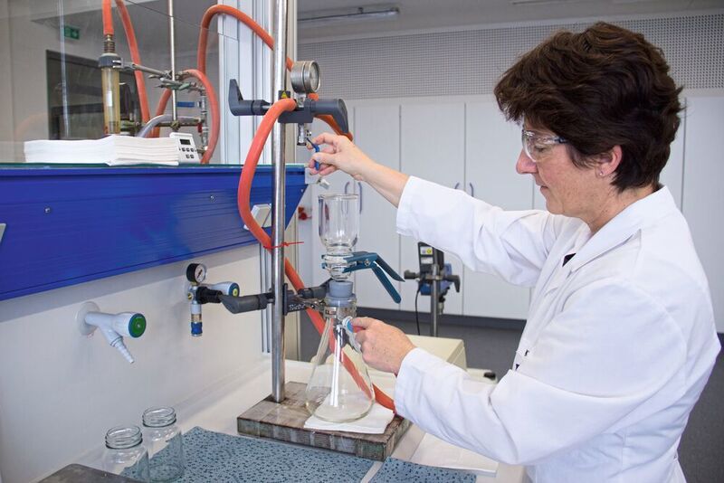 Die BHS Experten führen umfangreiche Laborversuche durch, um sicherzustellen, dass neue Filtrationstechnologien zu optimalen Ergebnissen führen. (BHS-Sonthofen)