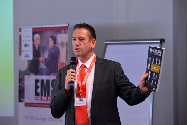 Lesestoff: Johann Wiesböck verweist auf das Kompendium 