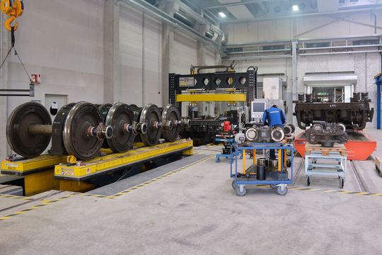 Das erweiterte Rail Service Center in München-Allach verfügt über 6 Arbeitsgleise sowie je eine Halle für die Drehgestell- und Radsatzaufarbeitung.(Bild:  Richard Oed)
