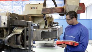Die Fachleute der Stadler Winterthur AG schweißen in der Roboteranlage mit TimeTwin Digital zwei Drehgestellträger in siebeneinhalb Stunden.  (Bild: Fronius)