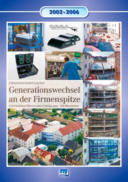 Ein Blick ins Archiv: Alte Zeitungsausschnitte dokumentieren die Entwicklung von VTQ und zeigen, wie das Unternehmen über die Jahre in der regionalen und fachlichen Öffentlichkeit wahrgenommen wurde. Die Sammlung macht sichtbar, dass Unternehmensgeschichte nicht nur aus Produkten, Kennzahlen und Meilensteinen besteht, sondern auch aus vielen kleinen Momentaufnahmen. (Bild: VTQ Videotronik GmbH)