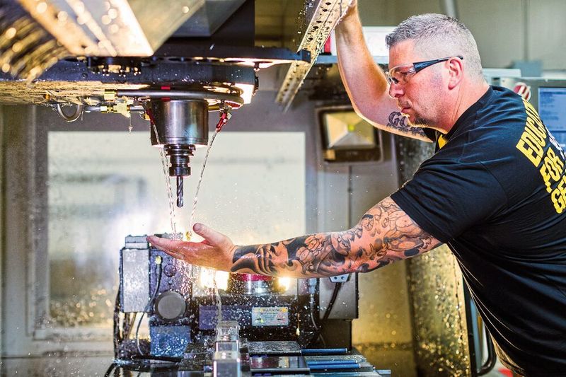 Titan war auch einer der Testkunden von Synergy 735, dem neuen kristallklaren, wassermischbaren und ölfreien Kühlschmierstoff von Blaser Swisslube:  «Der beste Kühlschmierstoff, den ich je hatte. Meine Jungs sind begeistert.» (Blaser Swisslube)