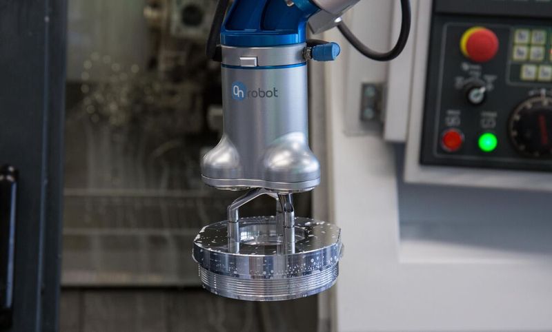 Die Werkstücke sind aufgrund ihres Designs meist schwer zu greifen. Der 3FG15 ermöglicht die präzise Handhabung von Objekten unterschiedlicher Form und Größe. Seine Finger lassen sich in drei verschiedenen Positionen montieren. So kann man unterschiedliche Greifkräfte und Durchmesser erreichen. (Bild: Wefag)