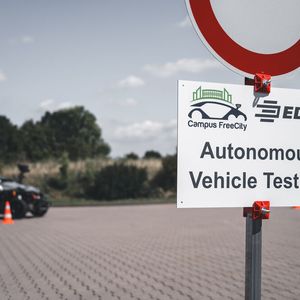 Auf dem EDAG-Werksgelände in Fulda ist der Bot erstmal in einem Reallabor gefahren.(Bild:  EDAG)