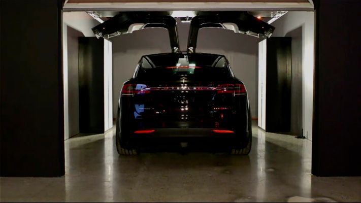 Wir haben übrigens zu diesem Zweck Sensoren entwickelt, die quasi durch Metall „sehen“ können, deshalb sind sie im Gegensatz zu Ultraschallsensoren an anderen Autos nicht sichtbar.  (Tesla)