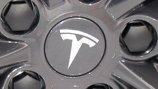 Weil sich bei Tesla nichts mehr dreht, müssen die Mitarbeiter in den unbezahlten Zwangsurlaub. (Bild: Grimm / »kfz-betrieb«)