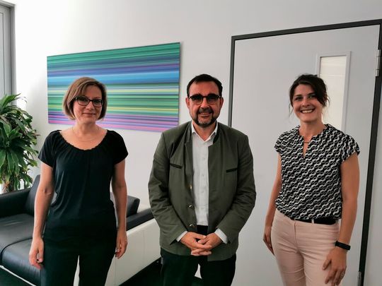 Der Bayerische Gesundheitsminister Klaus Holetschek empfing die Healthcare-Computing Redakteuerinnen Nicola Hauptmann (l.) und Natalie Ziebolz im Gesundheitsministerium in München(© Vogel IT-Medien)