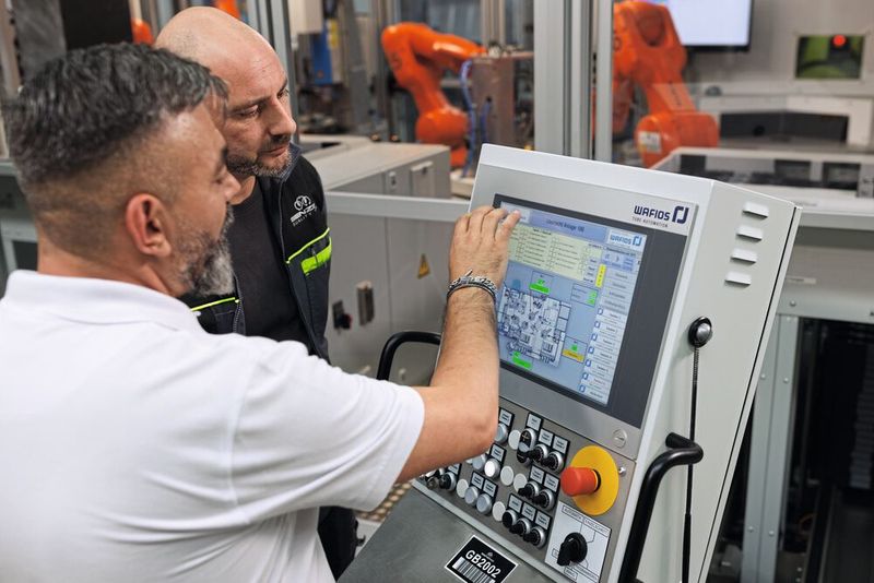 The machine operator can intervene at any time during the production of the safety valves. (Image:Kuka)
