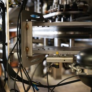 Kontrolleur mit großem Erfassungsbereich: Passiert eine Kassette den Näherungsschalter NI10U-M12, startet die SPS den Timer eines Erntevorgangs.(Bild:  Turck)