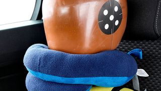 Die Kopf- und Nackenstütze ist aus Sicht des ADAC ein sinnvolles Zusatzprodukt für Kindersitze. (ADAC/Ralph Wagner)