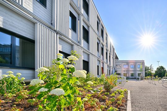 Der Büro- und Laborneubau auf dem Campus der Uni Augsburg besteht aus zwei funktional voneinander getrennten Baukörpern mit einem zweigeschossigen Labortrakt sowie einem dreigeschossigen Bürokomplex. (Bild:  © ALHO | Markus Steur)