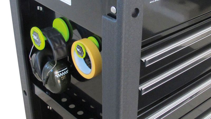 Das universelle Design der Halter ermöglicht die Befestigung verschiedenener Gegenstände.  (Bild: Müller-Werkzeug)