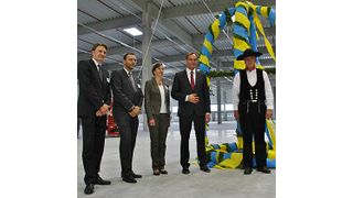 Beim Richtfest (v.l.n.r.): Andreas Fleischer (Goodman), Dr. Michael Kluger (Schenker Deutschland), Bettina Böckle (BMW), Burkhard Jung (OB Leipzig) sowie Zimmermann Lutz Hiller (Max Bögl). Bild: Goodman (Archiv: Vogel Business Media)