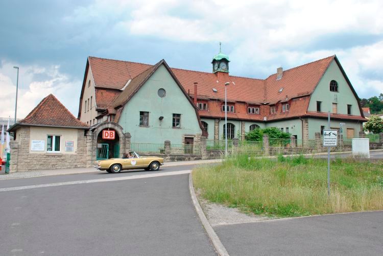 Und im Fahrzeug- bzw. Dampflokwerk in Meiningen. Der Komplex besteht bereits seit 1910. Hier macht der Rallye-Tross Mittagsrast... (Dominsky)