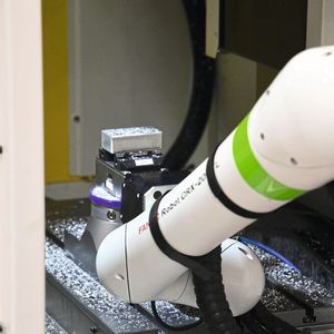 Das Bauteil wird auf das Nullpunktspannsystem des BAZ gesetzt.(Bild:  Gressel)