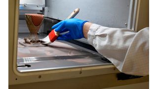 Am Fraunhofer-Institut für Gießerei-, Composite- und Verarbeitungstechnik additiv gefertigte Multimaterial-Brennkammer für Raketen als Demonstratorteil. Ein solcher 3D-Druck per Laserstrahlschmelzen ist mit mehreren Metallen nicht trivial. Es hat aber geklappt. (Bild: Fraunhofer IGCV)