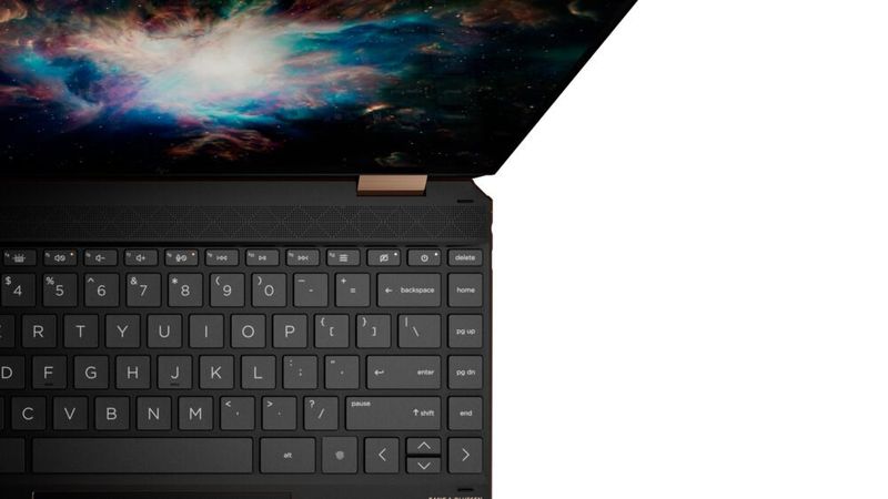 HP hat die Breite des Gehäuses fast komplett für die Fullsize-Tastatur genutzt. Mit einer eigenen Taste kann die Webcam vollkommen deaktiviert werden. (HP)