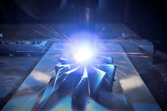 Das pulverbasierte Laserstrahlschmelzen, um metallische 3D-Druckteile herzustellen, hat sich bewährt. Doch die wenigen Werkstoffe, die dafür zur Verfügung stehen, können längst nicht alle Wunscheigenschaften der Industrie abdecken. Ein besonderer Pulverbaukasten ändert das nun. Das pulverbasierte Laserstrahlschmelzen, um metallische 3D-Druckteile herzustellen, hat sich bewährt. Doch die wenigen Werkstoffe, die dafür zur Verfügung stehen, können längst nicht alle Wunscheigenschaften der Industrie abdecken. Ein besonderer Pulverbaukasten ändert das nun.