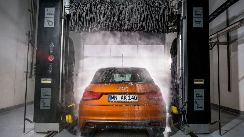 Dank der kompakten Bauweise passt die „CW 1 Klean!Fit“ auch in kleine Waschhallen. Die Fläche wird bestmöglich ausgenutzt.(Bild:  www.maderfoto.de)