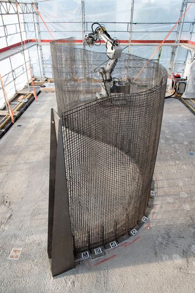 Auf die fertige Wand soll dann ein sogenannter „Smart Slab“ als Decke kommen. Für deren Schalung verwenden die Forscher großformatigen 3D-Sanddruck. (Bild: NCCR Digital Fabrication, 2017)