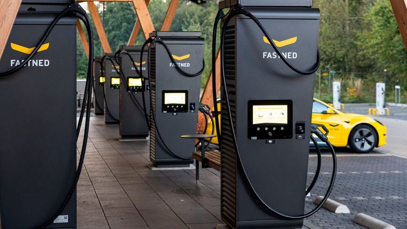 Ein schwelender Rechtsstreit hat den Bau von Ladesäulen auf Autobahnraststätten jahrelang ausgebremst.(Bild:  Fastned)