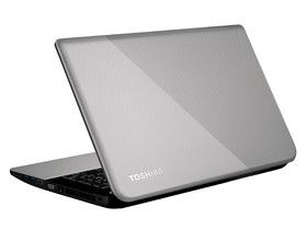 Im glänzenden Silber-Finish mit Streifenmuster kommt das Satellite L70-A von Toshiba daher. (Bild: Toshiba)