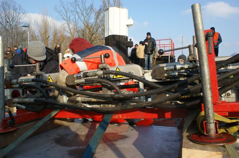 Das Seekabel schiebt sich langsam durch die Führungsetappen.  (Archiv: Vogel Business Media)