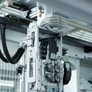 Bild 3: Vierfach-Greifer des Handlingsystems, der die Teile aus der Spritzgießmaschine zu den nachfolgenden Bearbeitungsstationen transportiert.