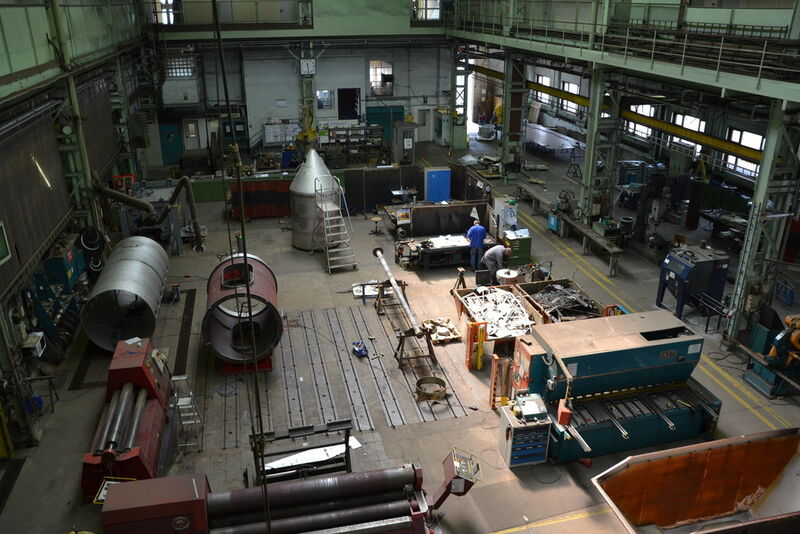 PROCESS Redakteur Tobias Hüser konnte sich ein Bild von der Pumpen- und Maschinenwerkstatt des Chemiepark Betreibers Infraserv Knapsack machen. (Bild: Hüser/PROCESS)