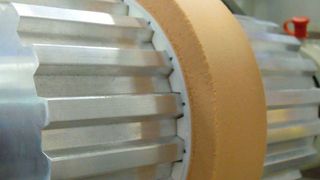 In Kombination mit einer 12-mm-Sylomer-Beschichtung garantieren Flexriemen mit endlos gewickelten Zugträgern einen schonenden Glastransport. (Bild: Habasit)