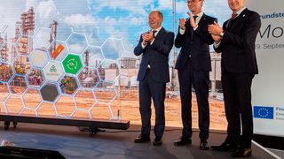 Olaf Scholz, Hendrik Wüst und Peter Vanacker, CEO von Lyondellbasell (von links), bei der symbolischen Grundsteinlegung der Recyclinganlage. (Bild: Lyondell Basell)
