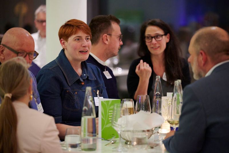 Impressionen vom ELEKTRONIKPRAXIS Frühlingsfest 2023 im Ketterer Kunst mit der Verabschiedung von Johann Wiesböck.  (Bild: © EYE AM CHRIS)