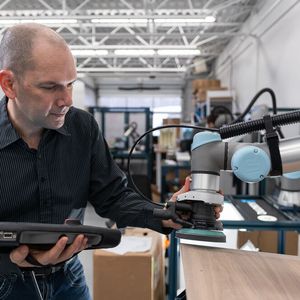 Sogar bei der Möbelherstellung können UR-Cobots viele Aufgabe übernehmen, um das Personal zu entlasten.(Bild:  Universal Robots)