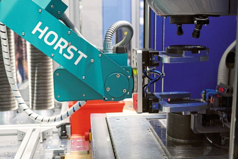 Dieses legt er in den Lasermarkierer. Hier wird nicht nur die Lasermarkierung aufgebracht, sondern die Zahnräder auch gleich auf Fehler geprüft. Entspricht eines nicht den Vorgaben, wird es zuverlässig ausgeschleust. (Fruitcore)