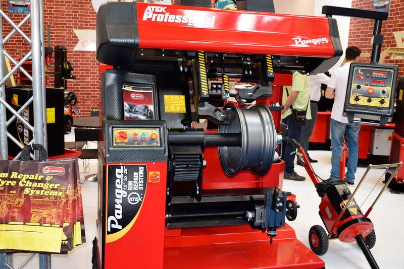 Im Bereich der StVZO nicht erlaubt, im außereuropäischen Ausland alltäglich: Das Rückverformen verbogener Alufelgen. (Holz / »kfz-betrieb«)