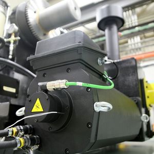 Anwendungsbeispiel aus der Kunststofftechnik mit Motortyp  MFS13 in MILACRON-Maschine