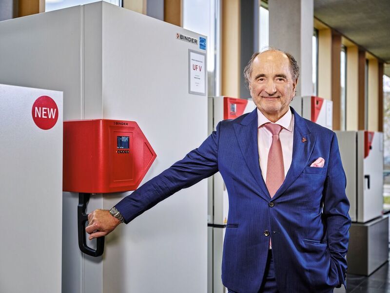 Binder-Inhaber Peter M. Binder​ vor einem Ultratiefkühlschrank.  (Trumpf/Dirk Kittelberger)