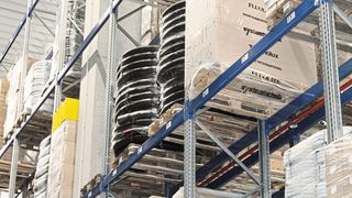 Das 9-gassige Hochregallager bietet 6.500 Palettenstellplätze für die einfachtiefe Lagerung und wird manuell mit Schubmaststaplern bedient. (Bild: SSI Schäfer)