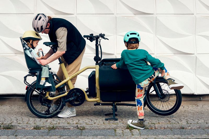 Das Carrie ist ein kompaktes, superflexibles, modulares E-Cargo-Bike. Es bietet maximale Effizienz in der Nutzung – ein Bike für alle Fälle. Konsequent an den Prinzipien des Circular Designs entwickelt, bringt es nachhaltige Alltagsmobilität auf ein neues Level. Die Komponenten gewährleisten Langlebigkeit und einfache Reparierbarkeit, am Ende des Lebenszyklus kann es leicht recycelt werden. Besonders hervorzuheben: Der Rahmen besteht zu 81% aus recyceltem, ASI-zertifiziertem Aluminium. (Bild: Riese & Müller)