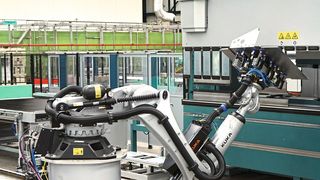 Unbeaufsichtigt prozesssicher: Die mit einem Roboter automatisierte Gesenkbiegepresse B3 (ROBOformER) biegt komplexe Gehäuseteile (Salvagnini)