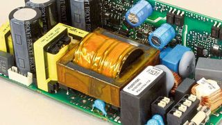 Der Singlestage-Resonanzwandler PSU-0164-11 mit einer Leistung von 165 W versorgt bis zu vier LED-Stränge separat. Dank integrierter Ripplecancelation erfolgt das im Stromkonstantmodus ohne Wechselstromüberlagerungen.  (Inpotron)