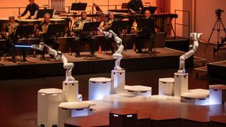 Bei den dirigierenden Robotern handelt es sich um die Panda-Cobots von Franka Emika.   (Bild: CeTI/David Sünderhauf)